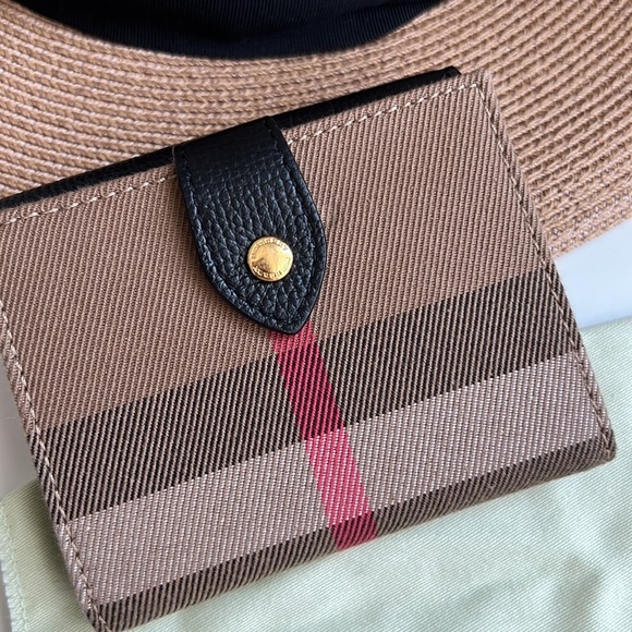 Burberry Leather Wallet - Picture 6 of 16
